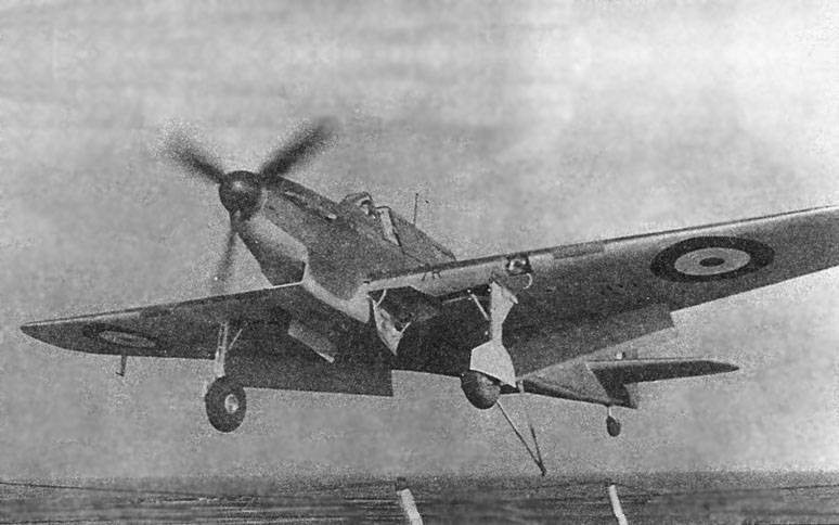 Un Fulmar Mk I en el momento del aterrizaje en un portaaviones en el MediterrÃ¡neo, 1941