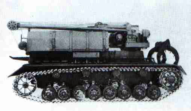 Un Munitionpanzer IV Ausf F en orden de Marcha con el brazo replegado y la mordaza de levantamiento del proyectil alojada en la parte delantera del cascos. Este vehículo podía transportar tres proyectiles de 60 cm