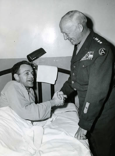 Patton visita al teniente Waters en el hospital tras su liberación