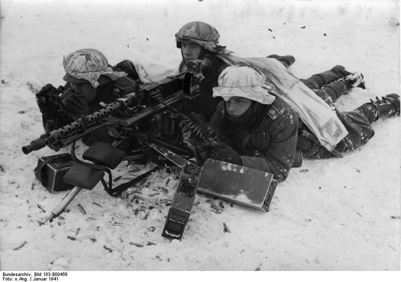 Soldados del regimiento Großdeutschland con una MG 34 sobre un trípode de montaje estacionario