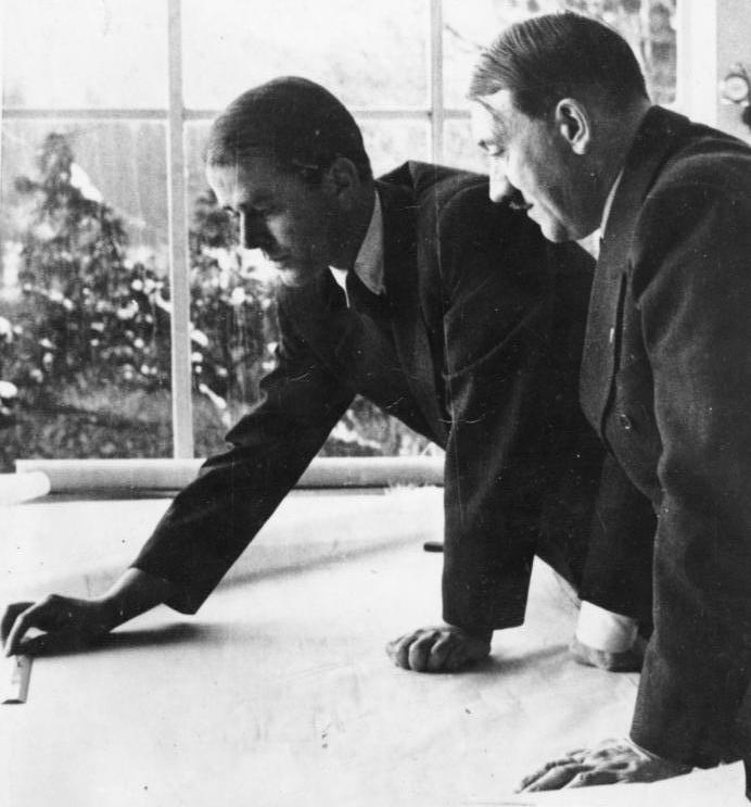 Speer y Hitler examinando unos planos en el Berghof en 1938