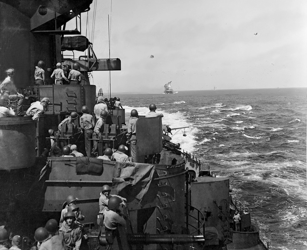 Momento del impacto de un Kamikaze en el USS Intrepid, el 25 de noviembre de 1944. Fotografía tomada desde el Acorazado USS New Jersey BB-62