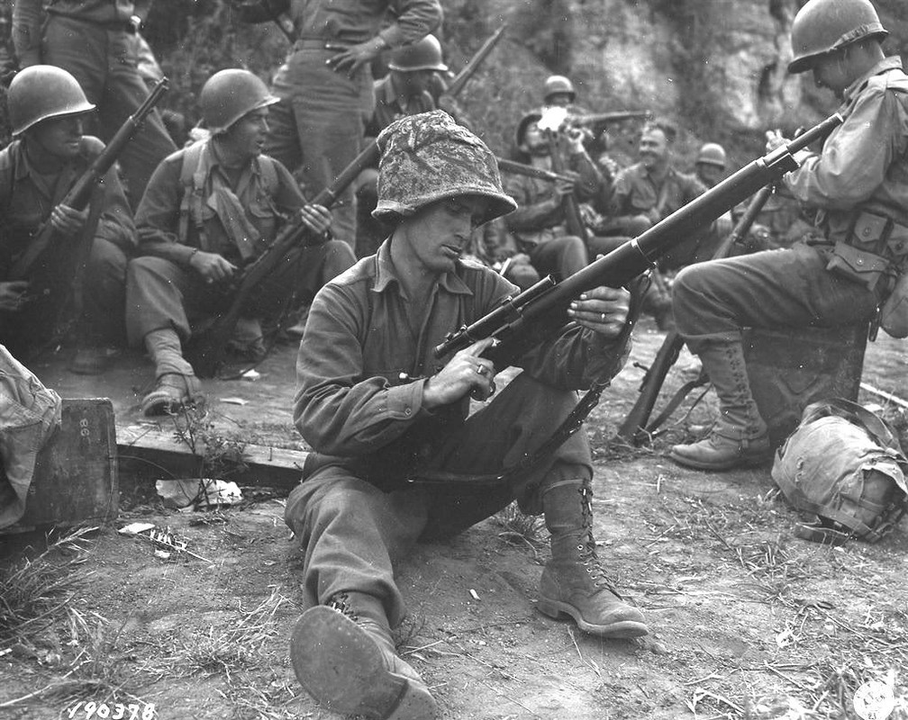 Un soldado de la 36 División  de Infantería limpiando su fusil Springfield M1903A4 de francotirador cerca del pueblo de Velletri, Italia, el 29 de mayo de 1944