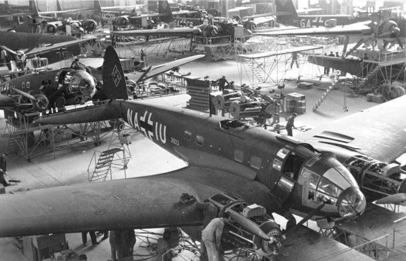 Sala de producción de las plantas de Heinkel en 1939. En primer plano, bombarderos He 111, en el fondo se puede ver He 115