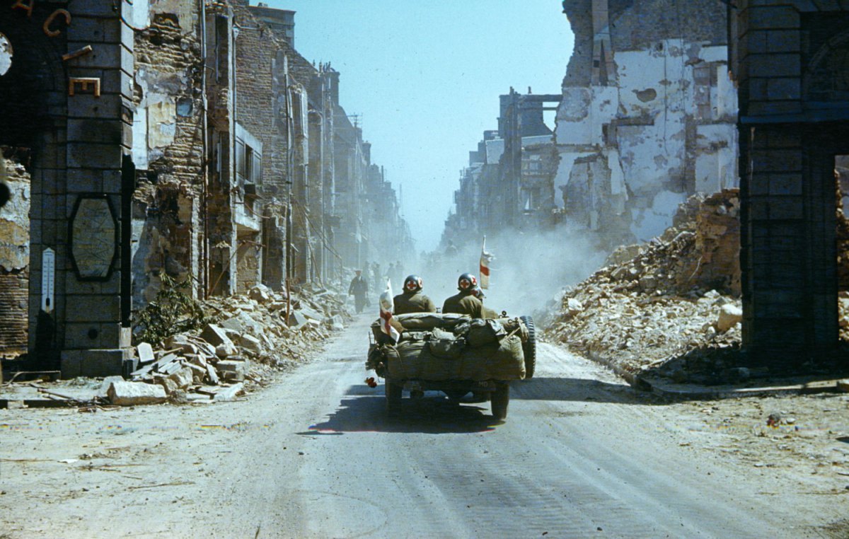 1944, Francia, Normandía, un jeep sanitario de los Estados Unidos cruza una ciudad en ruinas