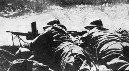 Infantes expedicionarios baten con su fuego una posición alemana