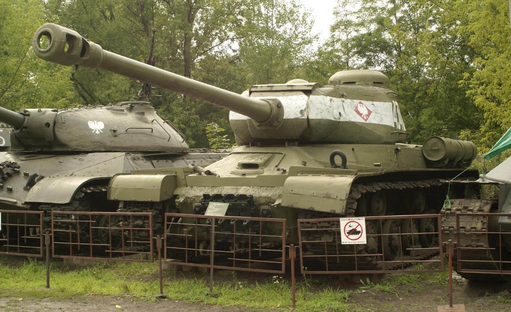 IS-2M m1943 conservado en el Polish Army Museum, Fort IX Czerniakowski, Varsovia, Polonia
