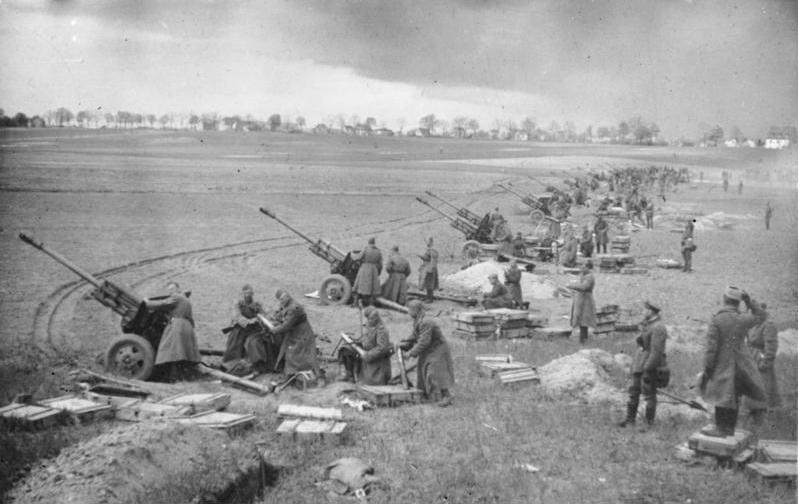 Artillería soviética disparada a posiciones alemanas en la batalla de las colinas Seelow
