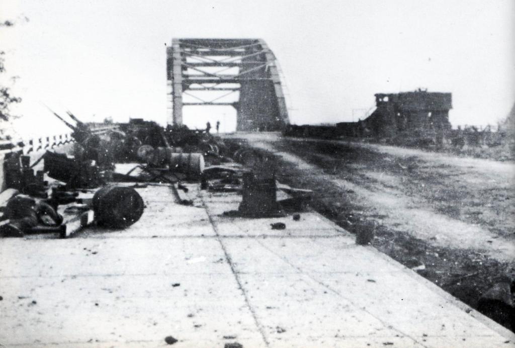 El Puente de Arhem, tomado por un fotógrafo alemán desde el lado norte de la rampa de acceso, en dirección sur, el 21 de septiembre