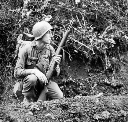 Un soldado agazapado en pleno bocage francés
