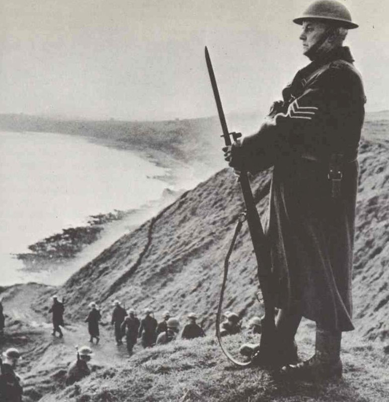 Centinela de la Home Guard custodia una zona de la costa inglesa