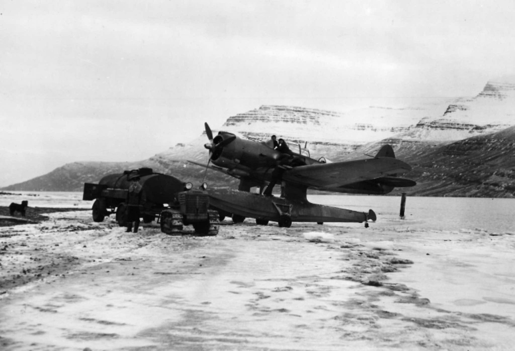 Un Northrop N-3PB siendo reabastecido de combustible en Islandia
