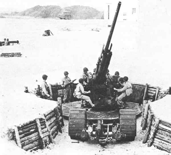 Cañón MI de 90 mm sobre cureña M1A1 esta emplazado en un pozo para participar en defensa de una playa