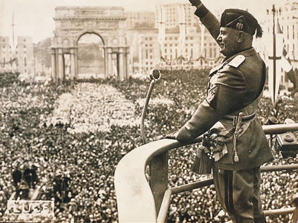 Benito Mussolini dando un discurso cerca del Arco de Constantino el Grande