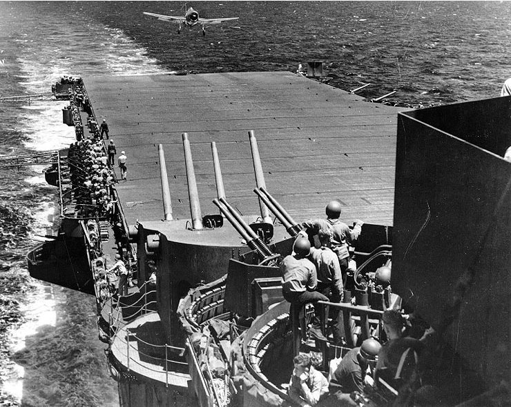 Un F6F-3 aterrizando en el Portaaviones USS Lexington CV-16 durante la Batalla del Mar de Filipinas