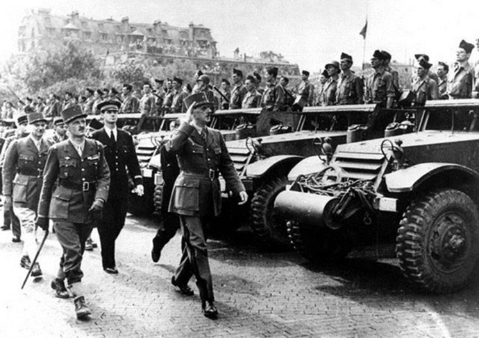 26 de agosto de 1944. El General De Gaulle seguido del General Leclerc pasando revista a las tropas de la nueve