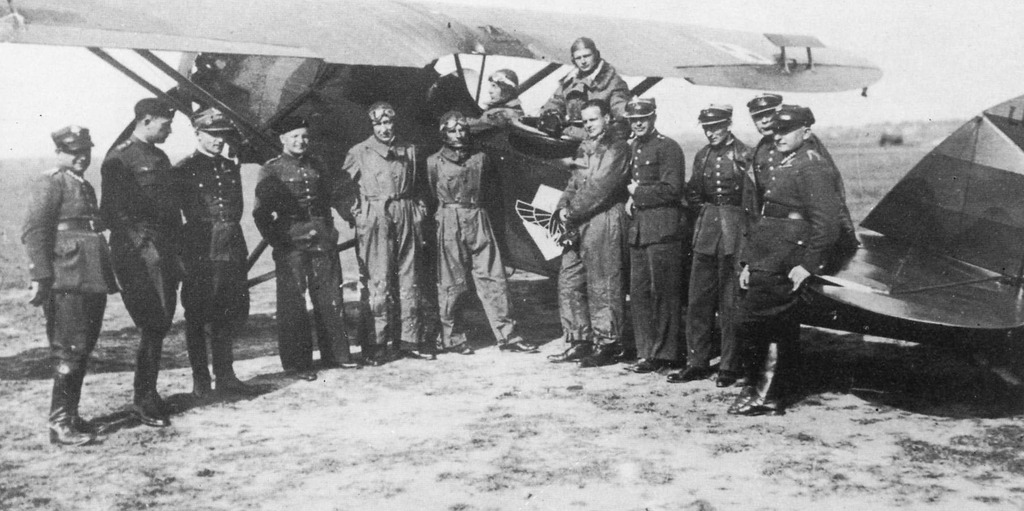 Personal del Escuadrón Nº 43 de Observación junto a un Lublin R-XIIIC