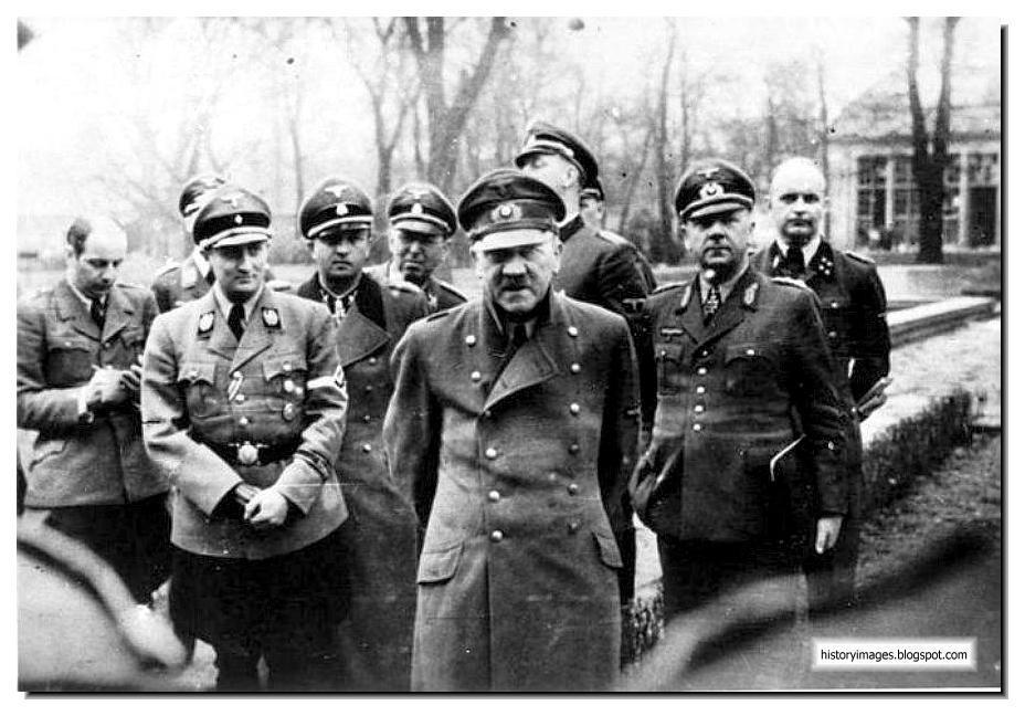 Una de las últimas fotografía de Hitler vivo en el patio de la Cancillería