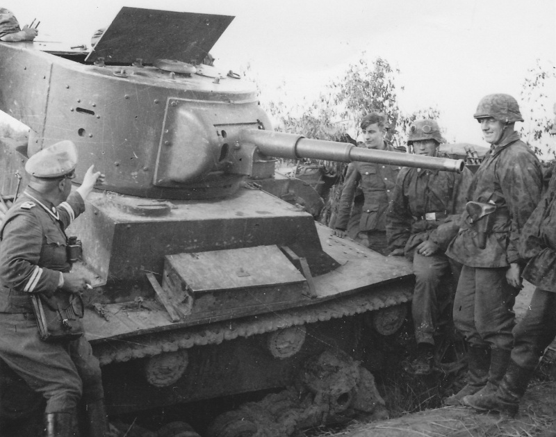 Tropas de la Div. Motorizada SS Totenkopf admirando los restos de un tanque T-26 enemigo