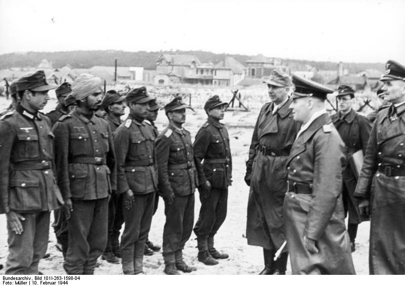 Rommel pasando revista a tropas hindúes y alemanas