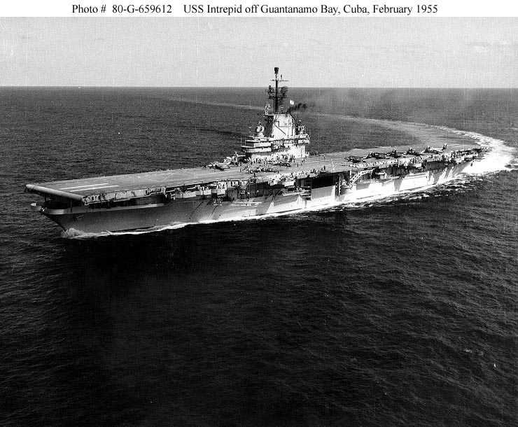 El USS Intrepid en la Bahía de Guantánamo, Cuba, febrero de 1955