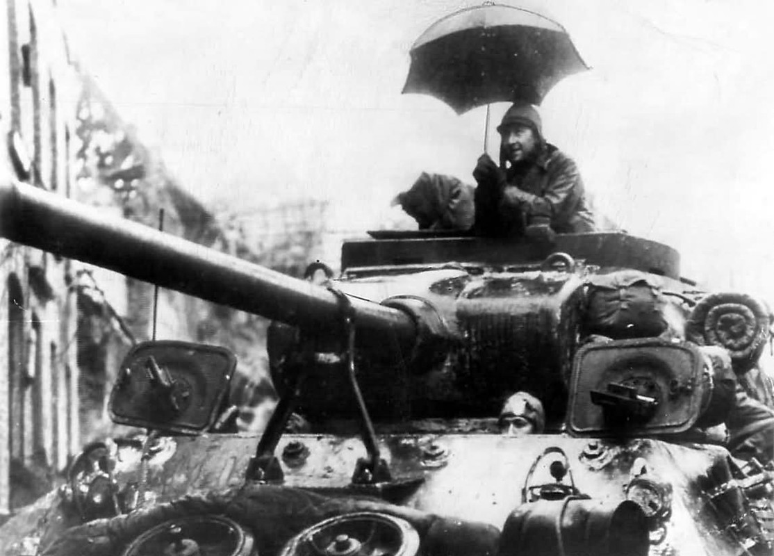 Soldado del 9º Ejército bajo un paraguas en un Sherman M4 en Alemania, 1945
