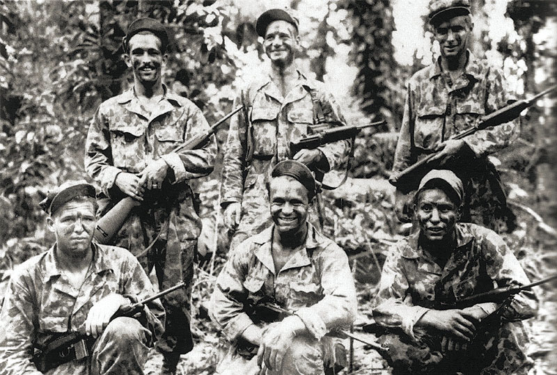 Un equipo de Alamo Scouts posa para una foto después de completar una misión de reconocimiento en la isla de Los Negros, febrero de 1944