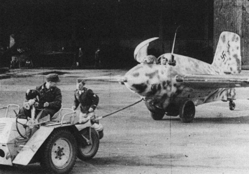 Messerschmitt Me 163 Komet siemdo remolcado a la pista