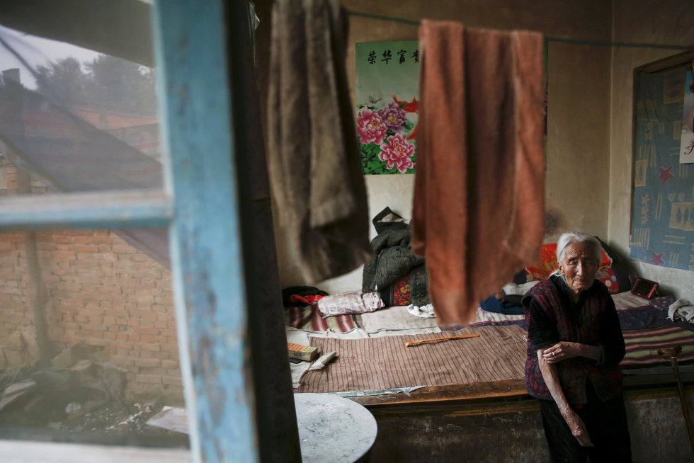 Hao Juxiang, antigua mujer de solaz, se rasca el brazo en su casa de Gucheng, en la provincia de Shanxi. A sus 92 años, Hao ha perdido audición y sufre una enfermedad de la piel crónica debido a su avanzada edad. Su condición física está fallando y ella teme no vivir lo suficiente para recibir una disculpa y una indemnización del Gobierno japonés, algo que lleva esperando toda su vida. Ella fue raptada por las tropas de ese país a los 15 o 16 años y fue obligada a prostituirse durante unos 20 días