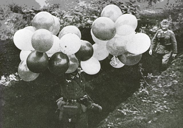 Un soldado alemán lanza globos con octavillas, con insinuaciones de esposas desamparadas y novias infieles... todo para hundir más la moral de los enemigos