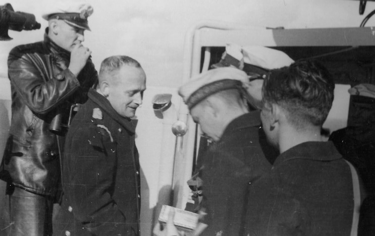Hans Langsdorff, sin gorra y Kurt Diggins, izquierda, en el almirante Graf Spee en 1939