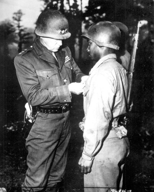 Patton condecora al soldado Ernest Jenkins la Estrella de plata al valor por su valentía en los combates ocurridos en Chateaudun, Francia en octubre de 1944