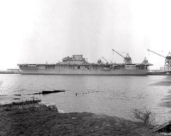 El USS Enterprise a la espera de su desguace en el astillero naval de Nueva York el 22 de junio 1958