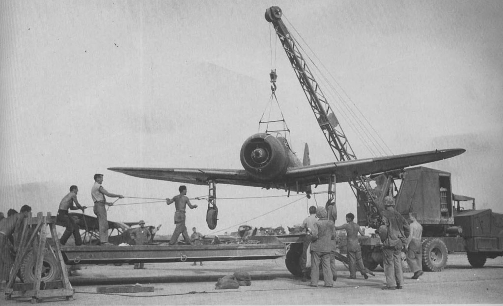 Preparando un Mitsubishi A6M Zero para su transporte