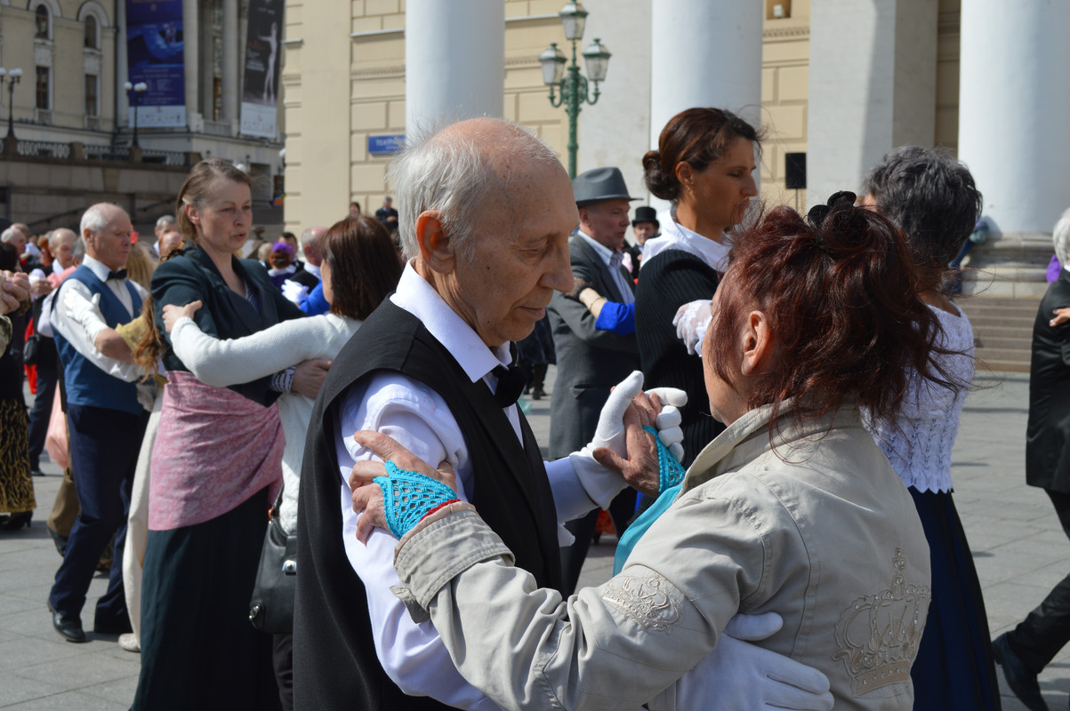 Вальс и мазурка возле Большого театра. 