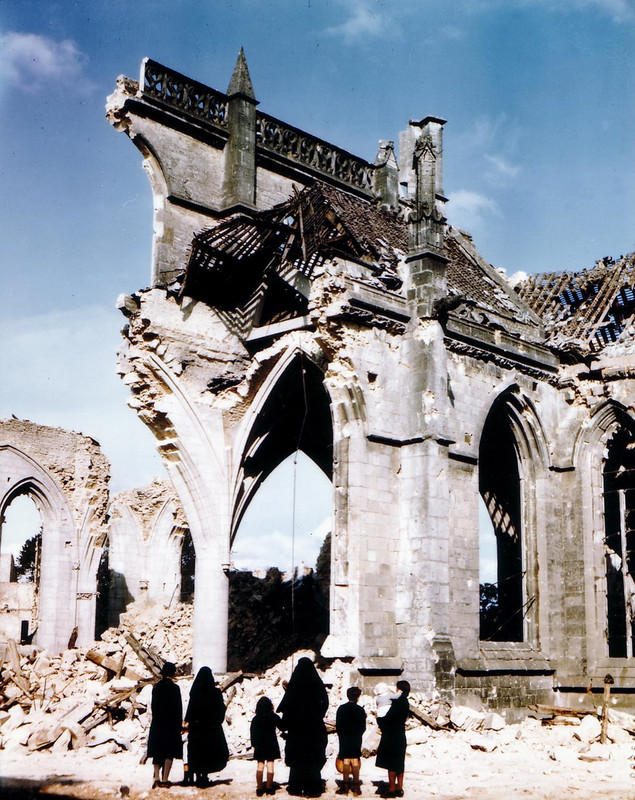 Dos monjas francesas junto a dos mujeres y tres niños observan las ruinas de una iglesia en Saint-Malo, después de las detonaciones realizadas por zapadores estadounidenses