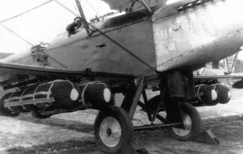 Primer plano de la carga de bombas de un Polikarpov R-5