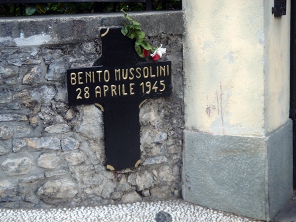 Cruz que marca el lugar donde Mussolini fue fusilado
