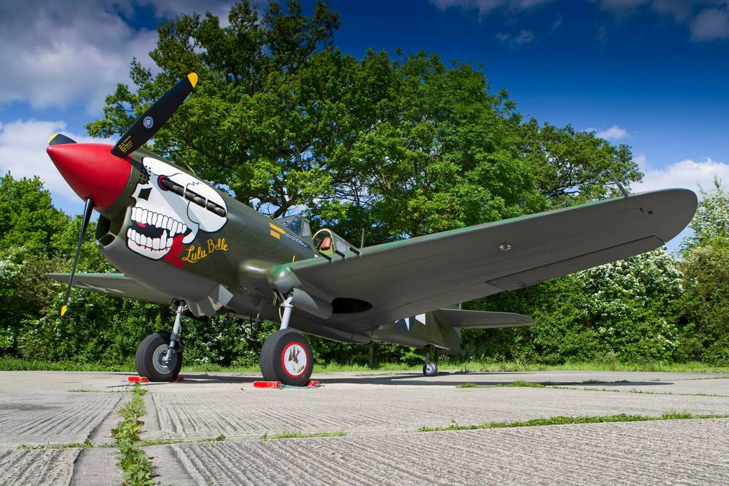 Curtiss P-40M-10CU Warhawk Nº de Serie 27490 43-5802 G-KITT se encuentra en el Hangar 11 del Aerodromo de North Weald en Epping, Inglaterra