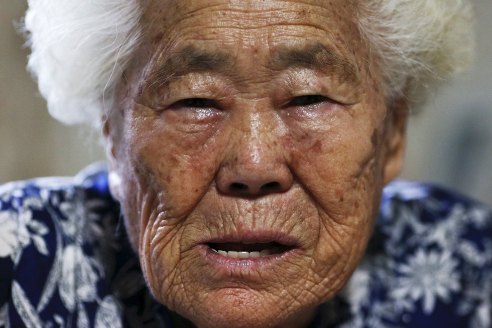 Lee Ok-sun, antigua mujer de solaz, posa en su habitación de la residencia para víctimas como ella en Gwangju, en Corea del Sur