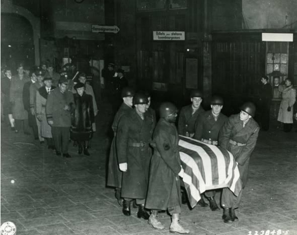 La guardia de honor acompaña el féretro de Patton. El General fue enterrado con honores militares junto a muchos de los hombres con los que combatió en el cementerio militar estadounidense de Hamm, Luxemburgo, en una fría mañana del 24 de diciembre de 1945