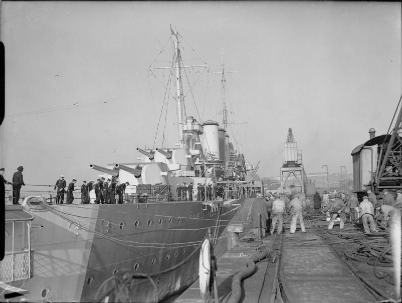 El HMS Kent en el Puerto de Hong Kong