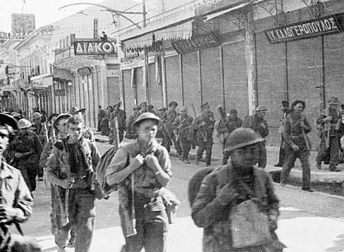 Tropas ANZAC en las calles de la ciudad de Kalamata, el 26 de Abril de 1941