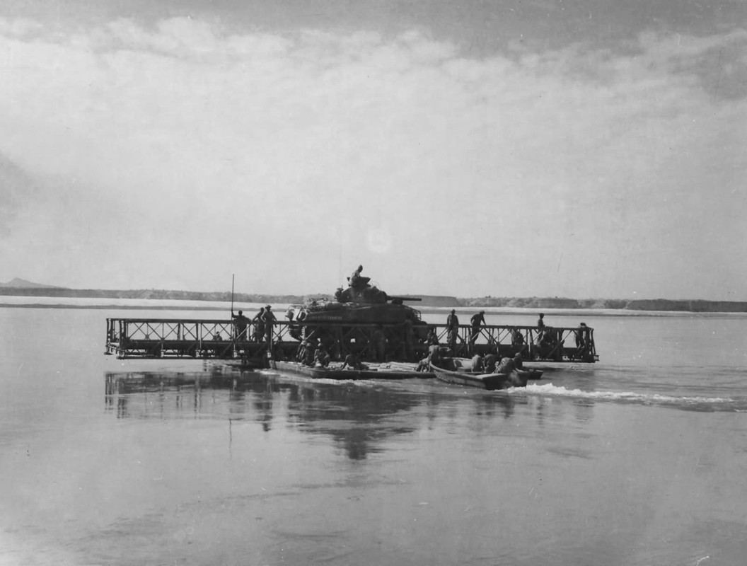 Sherman M4 cruzando el río Irrawaddy en Meiktila, Birmania. Febrero de 1945