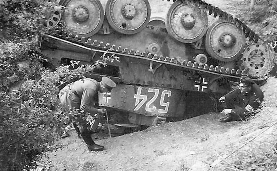 Un Panzer 38t volcado en Francia, en 1940