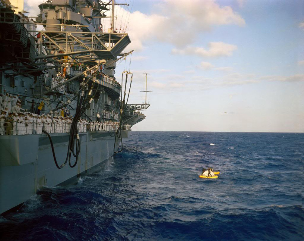 El USS Intrepid CVS-11 recogiendo la Cápsula del Géminis 3, el 23 Marzo de 1965