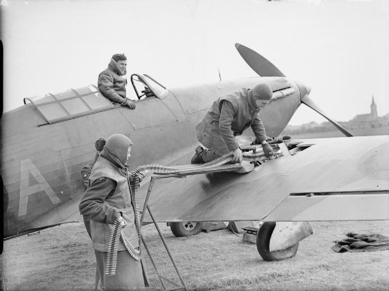 Un Hawker Hurricane Mark I perteneciente al Teniente J E Ian Scoular, comandante del Escuadrón Nº 73 de la RAF, en el aeródromo de Reims-Champagne