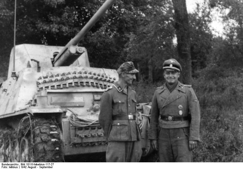 Sur de la Unión Soviética. Dos hombres de la Waffen SS Division Wiking delante de su Marder II, Sd Autom. 132, en el avance hacia el Cáucaso. Agosto de 1942