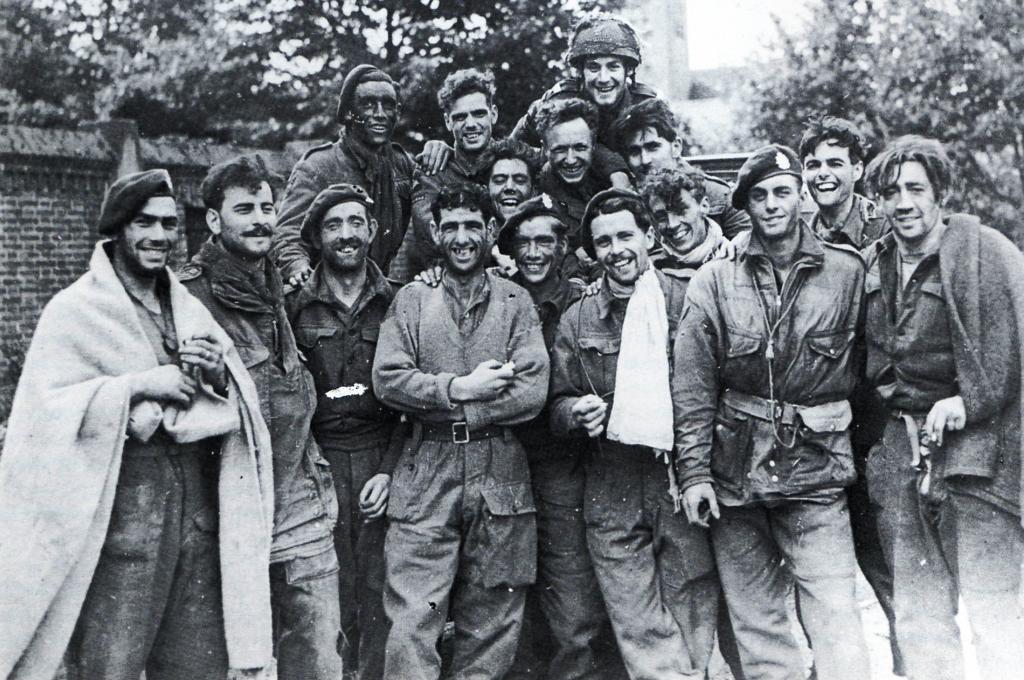 Supervivientes de la 1ª División Aerotransportada británica en los jardines del seminario de Nimega, el 26 de septiembre