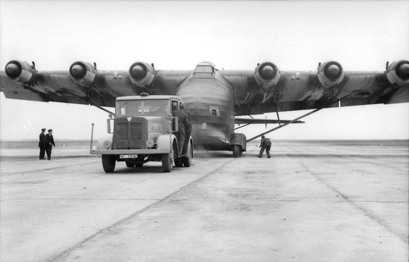  Camión pesado Faun ZR 567 tirando de un avión de transporte Messerschmitt Me 323 E Gigant en un aeródromo, 21 de marzo de 1944